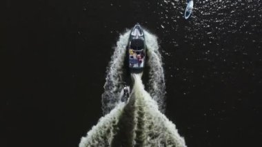 Aktif yaz sporları eğlencesi. Dnipro nehrinde uyanış.