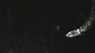 Sörf yapmayı. Uyanış başlatıcıları İHA ile video 4K