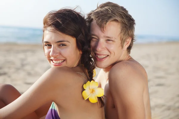 Een paar op het strand. — Stockfoto