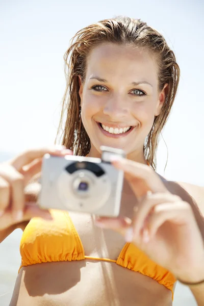 Junge Frau mit Kamera — Stockfoto