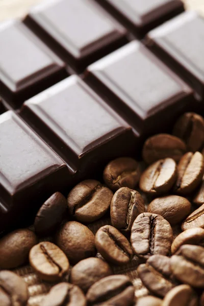 Chocolade en koffie bonen — Stockfoto