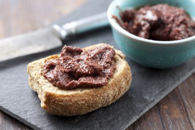crostini ile zeytin ezmesi