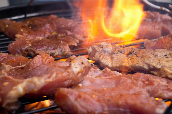 Biefstuk op de grill — Stockfoto