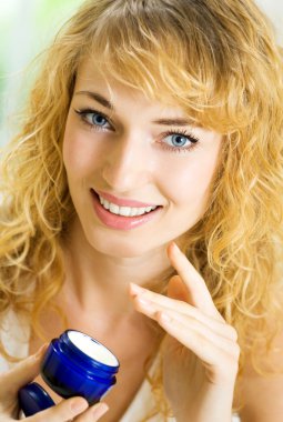 mutlu gülümseyen kadın Creme, kapalı uygulama