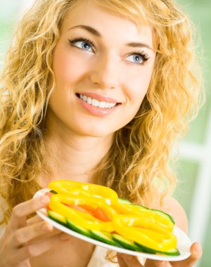 salata ile mutlu gülümseyen genç kadın