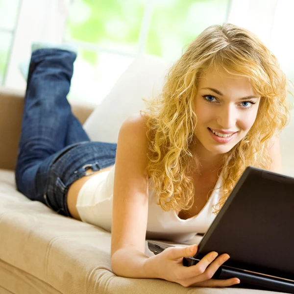 Mulher alegre bonita trabalhando com laptop — Fotografia de Stock