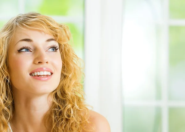 Sorridente giovane bella donna, in casa — Foto Stock