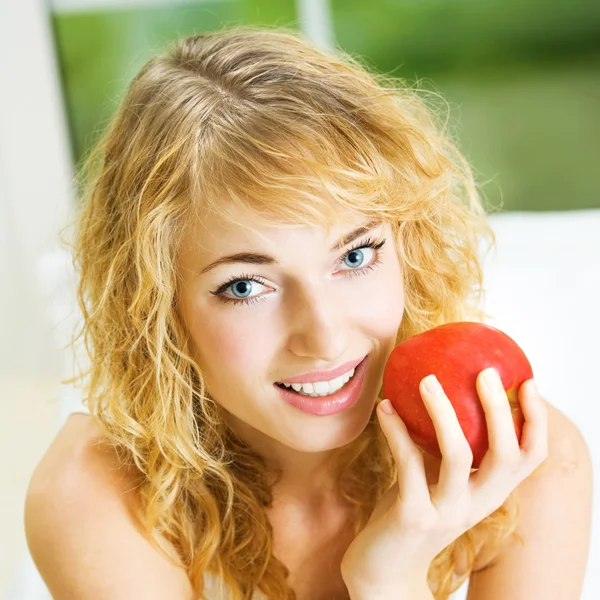 Felice donna sorridente con mela — Foto Stock