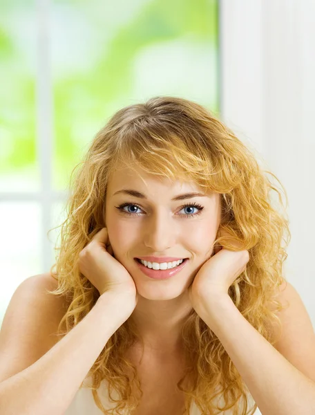 Smiling young beautiful woman, indoors — Stock Photo, Image