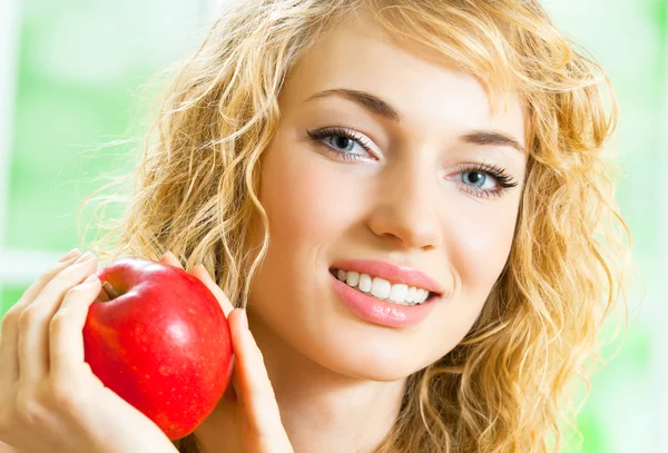 Glücklich lächelnde Frau mit Apfel — Stockfoto