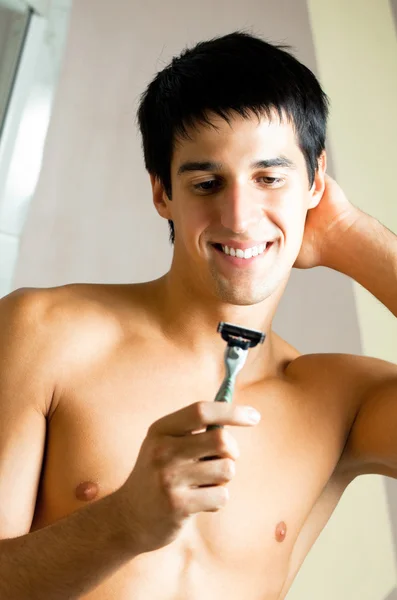 Afeitado hombre en el baño — Foto de Stock