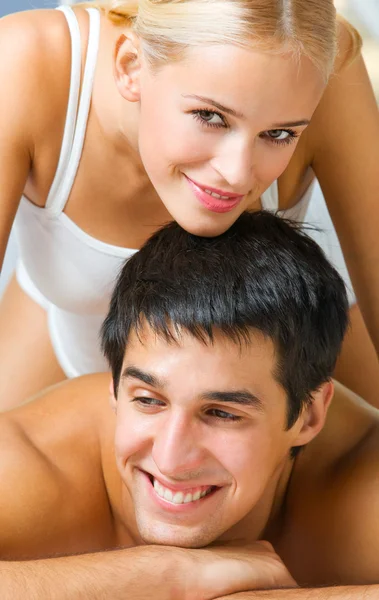 Jonge omhelst vrolijke aantrekkelijke paar — Stockfoto