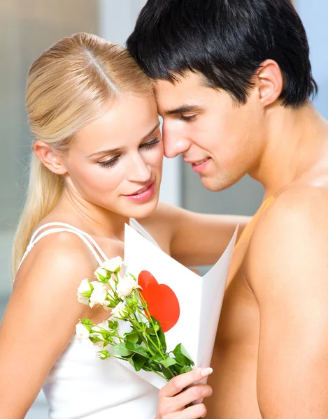 Par med rosor och valentines kort — Stockfoto