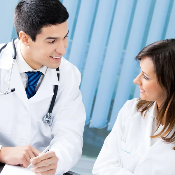 Ritratto di felice sorridente medico in ufficio — Foto Stock