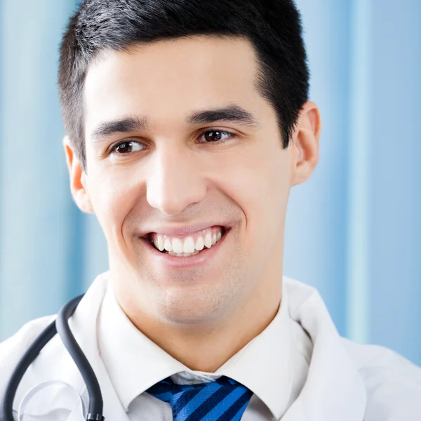 Felice sorridente giovane medico in ufficio — Foto Stock