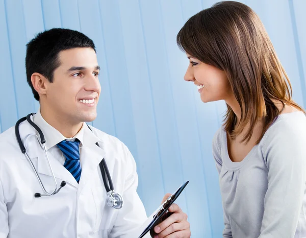 Retrato del médico sonriente y paciente femenino — Foto de Stock