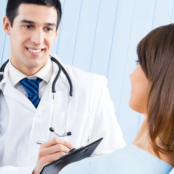 Retrato del médico sonriente y paciente femenino — Foto de Stock