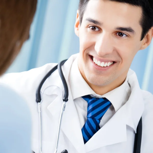 Retrato del médico sonriente y paciente femenino — Foto de Stock