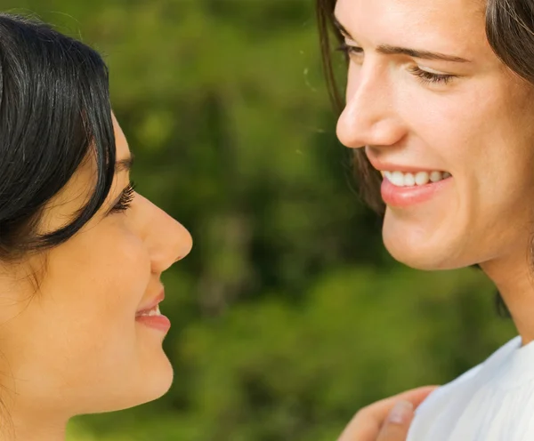 Pareja feliz juntos, al aire libre — Foto de Stock