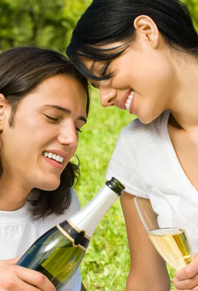 Unga lyckliga paret med champagne, utomhus — Stockfoto