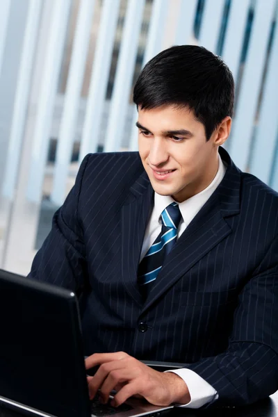 Empresario trabajando con portátil — Foto de Stock