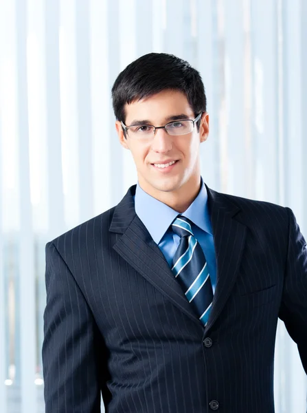 Retrato de homem de negócios sorridente no escritório — Fotografia de Stock