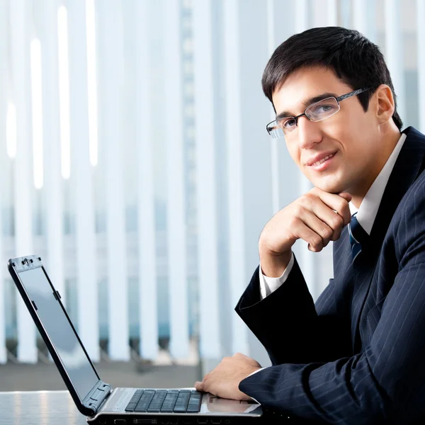 Zakenman werkt met laptop — Stockfoto