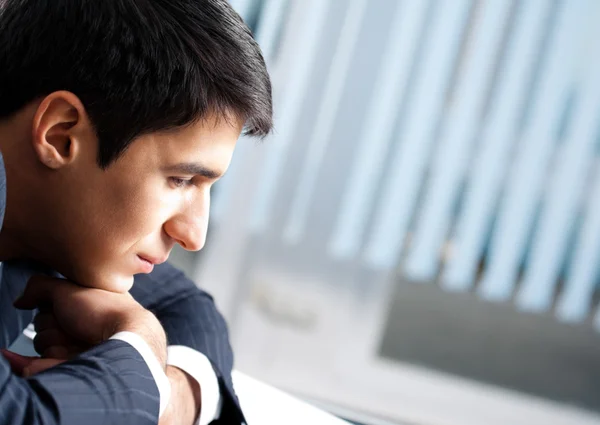 Pensando hombre de negocios en la oficina — Foto de Stock