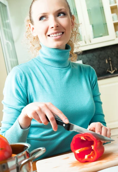 Fröhliche junge Frau kocht — Stockfoto