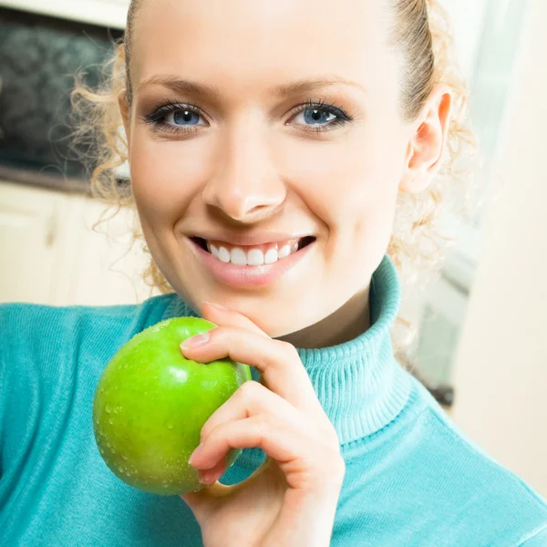 Felice donna sorridente con mela — Foto Stock