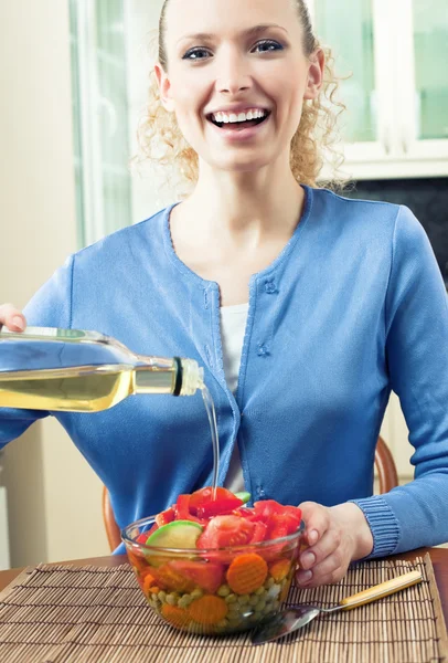 Glücklich lächelnde junge Frau isst Salat — Stockfoto