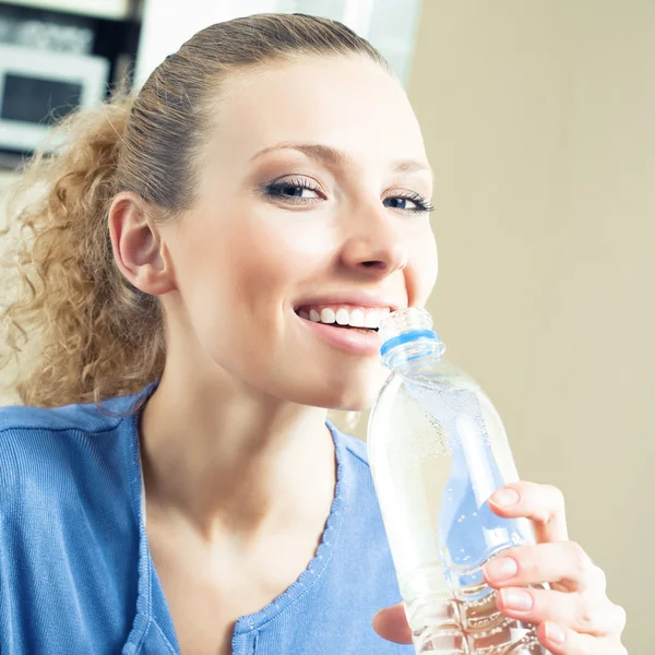 Mujer alegre bebiendo agua — Foto de Stock