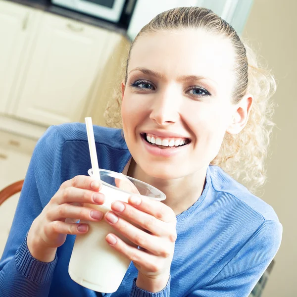 Mujer alegre bebiendo leche —  Fotos de Stock