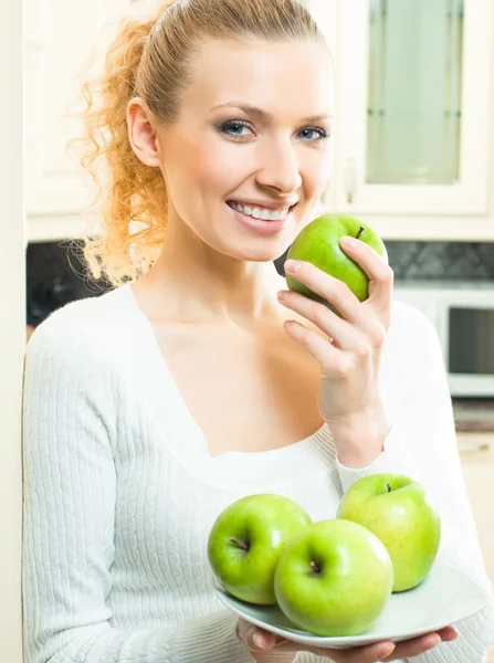 Mulher sorridente feliz com maçãs — Fotografia de Stock