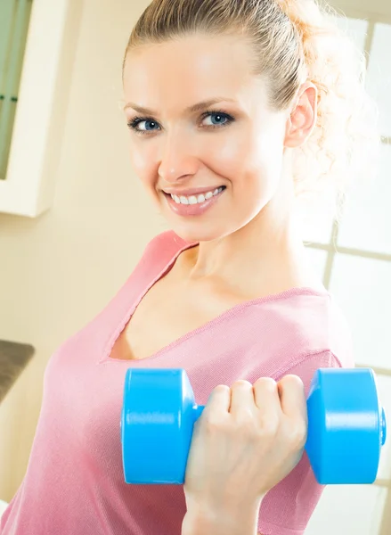 Mujer haciendo ejercicio con mancuerna — Foto de Stock