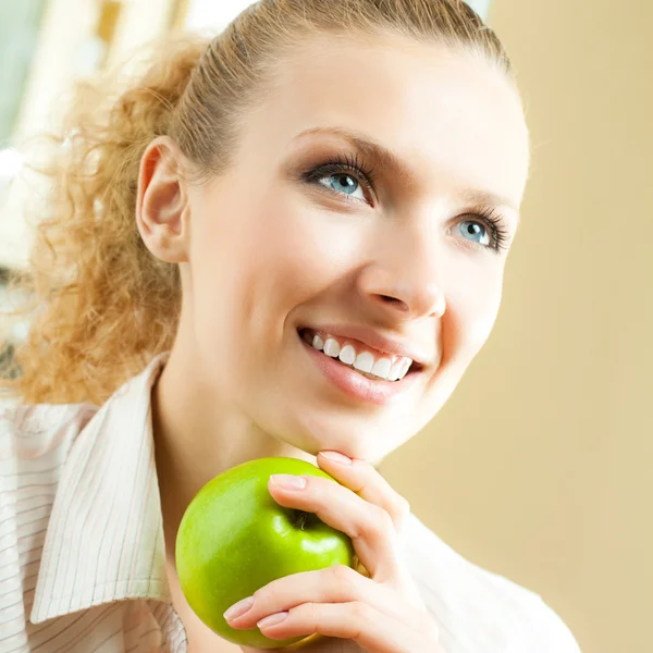 Felice donna sorridente con mela — Foto Stock