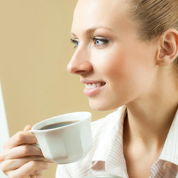 Mujer joven bebiendo café o té, en casa — Foto de Stock