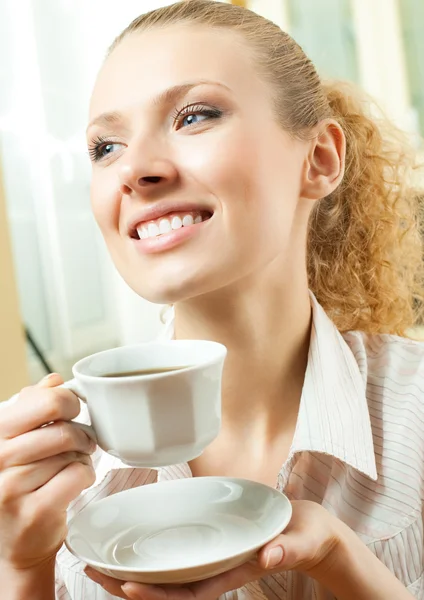 Mujer joven bebiendo café o té, en casa — Foto de Stock