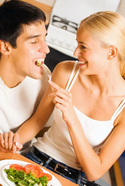 Couple joyeux avec salade végétarienne à la maison — Photo