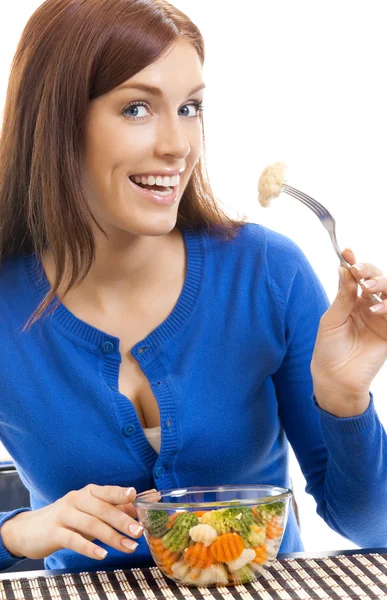 Donna allegra mangiare insalata, oltre bianco — Foto Stock