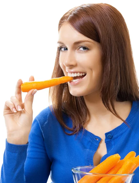 Mujer alegre comiendo zanahorias, sobre blanco — Foto de Stock