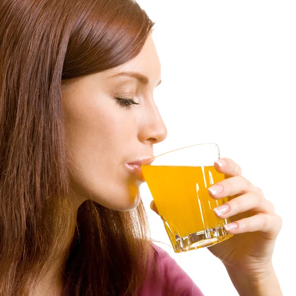 Bella donna che beve succo, sopra bianco — Foto Stock