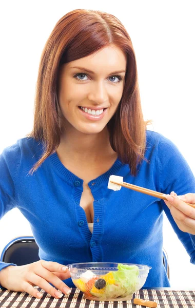Mulher alegre comendo salada, sobre branco — Fotografia de Stock