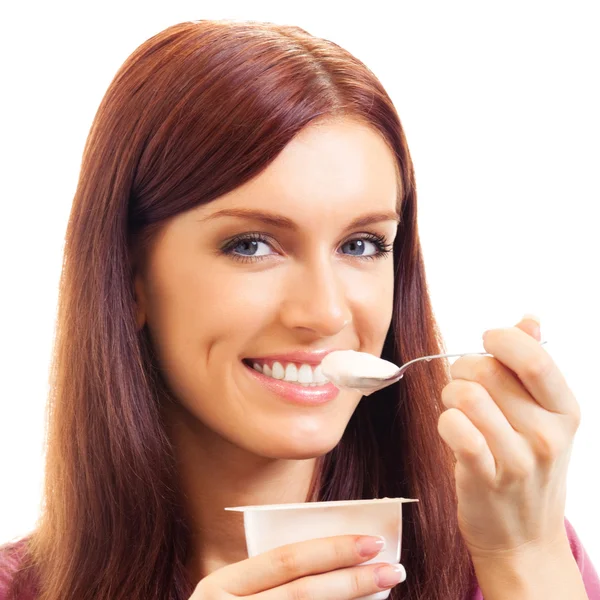 Mulher alegre comendo iogurte, sobre branco — Fotografia de Stock