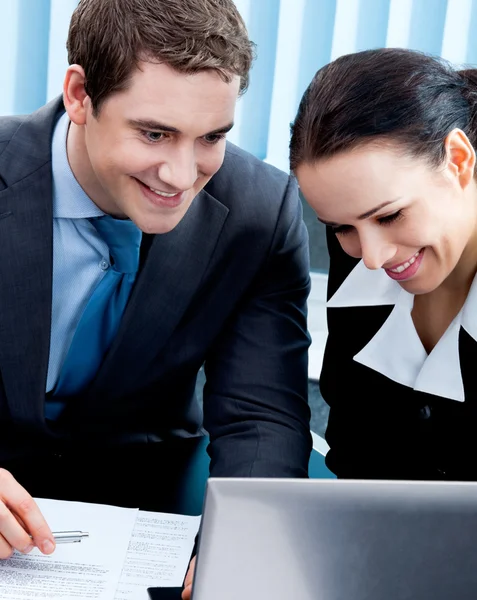 Zakenmensen werken met laptop op kantoor — Stockfoto