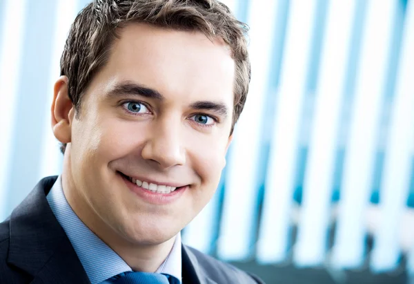 Portrait d'un homme d'affaires souriant au bureau — Photo