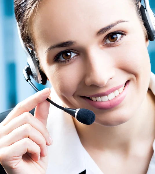 Buon sorridente operatore telefonico di supporto in ufficio — Foto Stock