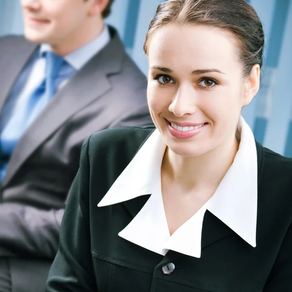 Jeune femme d'affaires souriante au bureau — Photo