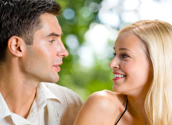 Pareja feliz juntos, al aire libre — Foto de Stock