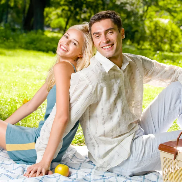 Casal feliz juntos, ao ar livre — Fotografia de Stock